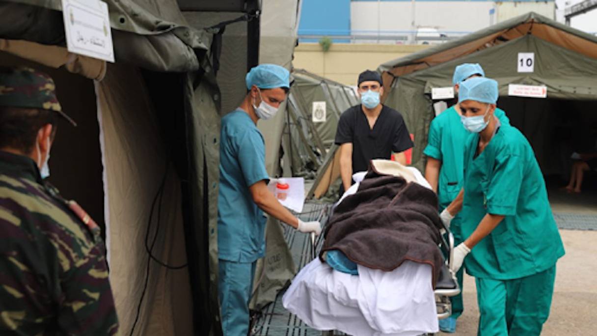 Des médecins marocains de l’hôpital médico-chirurgical de campagne déployé par les FAR à Beyrouth.
