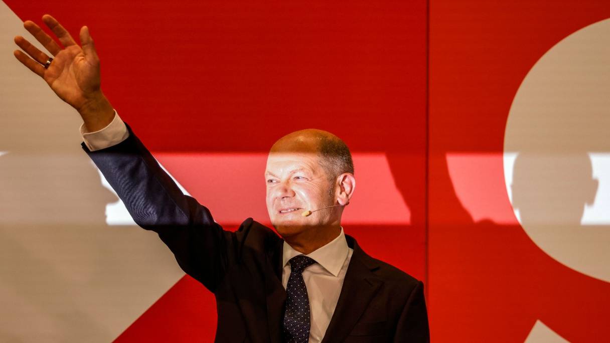Le ministre allemand des Finances, vice-chancelier et candidat social-démocrate (SPD) à la chancellerie, Olaf Scholz, fait un signe de la main au siège du parti, à Berlin, après la diffusion des estimations, le 26 septembre 2021, après les élections législatives allemandes.
