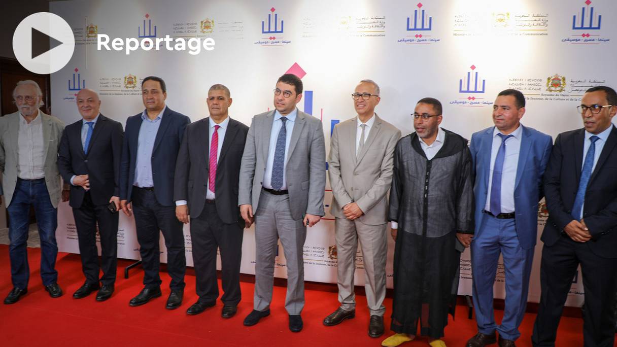Le ministre de la Culture Mehdi Bensaïd (au centre) et le réalisateur Abderrahmane Tazi (tout à gauche), à l'inauguration, le 10 juin 2022 à Salé, d'une première salle de cinéma, annonciatrice d'un projet de 150 salles de cinéma dans le Royaume. 
