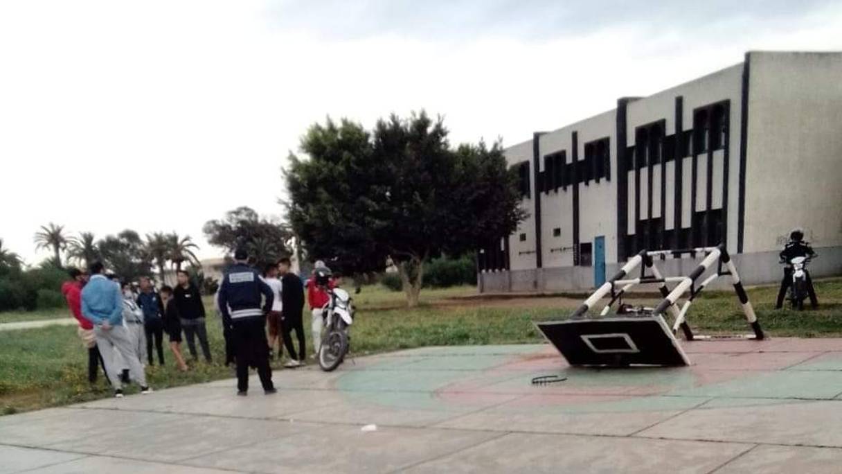 Le panneau de basket-ball s'est effondré samedi 24 avril 2021 dans un terrain de sport du lycée Moulay Idriss 1er de Kénitra, faisant un mort. 
