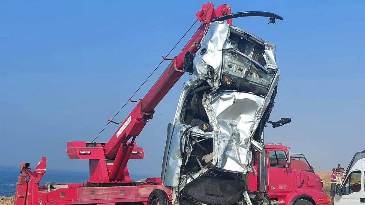 La voiture où se trouvait la victime, une Volkswagen Passat CC de couleur grise, au moment où elle a été sortie des flots par des agents de la protection civile, dans la journée du 13 octobre 2021. 
