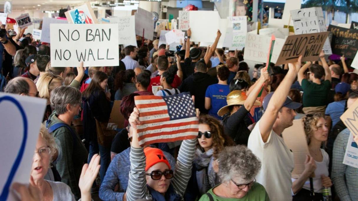 Manifestation contre le décret du président Trump de fermer les frontières aux réfugiés, le 29 janvier 2017 à l'aéroport de Los Angeles.
