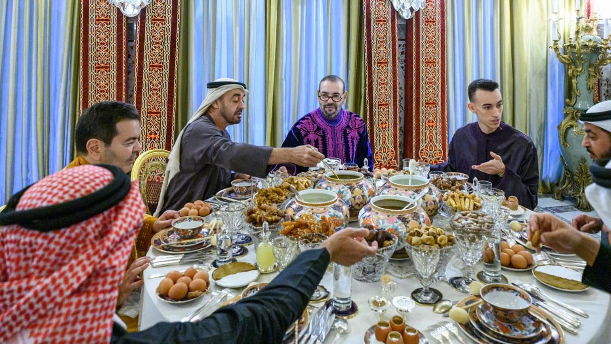 Le roi Mohammed VI, a offert, ce samedi 9 avril 2022, à la Résidence Royale à Salé, un iftar en l’honneur de Cheikh Mohammed Ben Zayed Al Nahyane, prince héritier d'Abou Dhabi.
