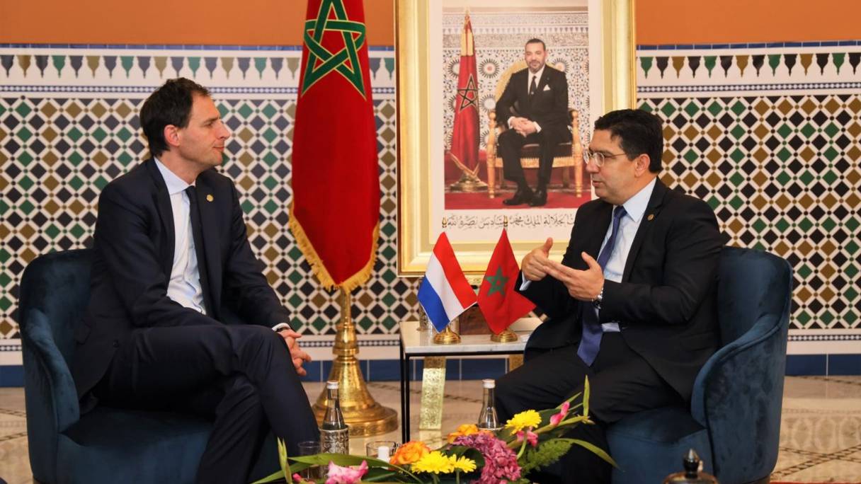 Le ministre des Affaires étrangères, Nasser Bourita, s’entretient avec le vice-Premier ministre, ministre des Affaires étrangères des Pays-Bas, Wopke Hoekstra, le 11 mai 2022, à Marrakech.
