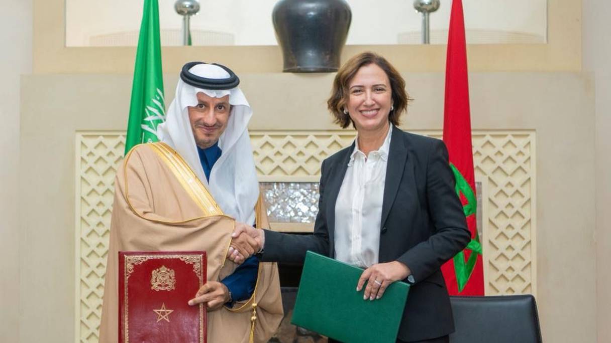 Fatim-Zahra Ammor et Ahmed Al-Khateeb, ministres du Tourisme du Maroc et d'Arabie saoudite, échangent une poignée de main après la signature d'un mémorandum d'entente entre les deux pays, concernant leur coopération bilatérale touristique, à Marrakech, le 24 novembre 2022.
