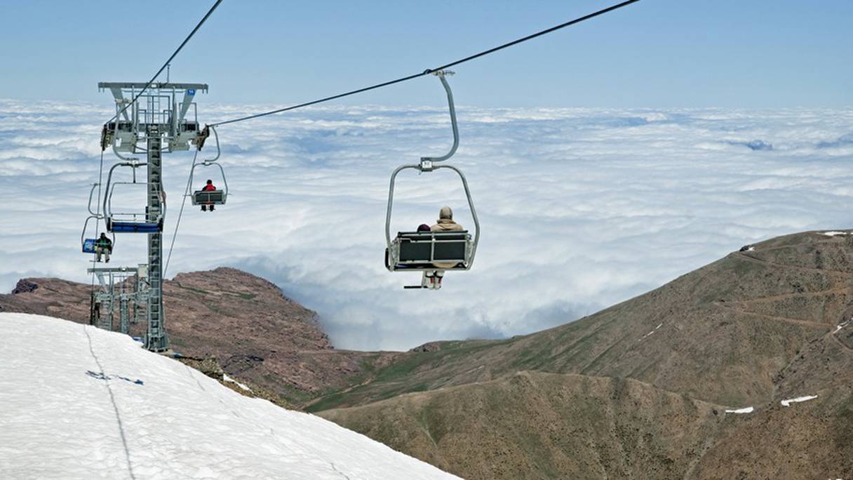 Remonte-pente de la station de ski de l'Oukaïmeden, dans le Haut Atlas. Composée d'une vingtaine de pistes de tous niveaux, à une altitude de 2.620 mètres, c'est la station de sports d'hiver la plus haute d'Afrique. 
