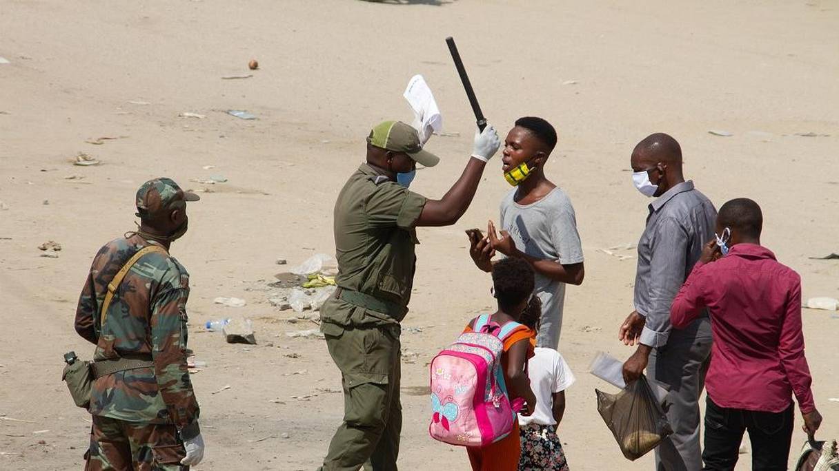 Des policiers angolais parlant avec des civils. 
