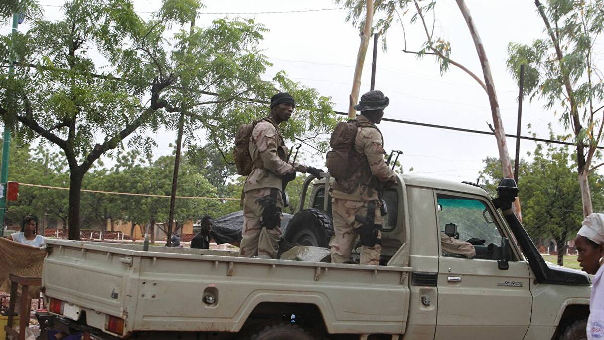 Des soldats dans un véhicule des Forces armées maliennes (FAMa)
