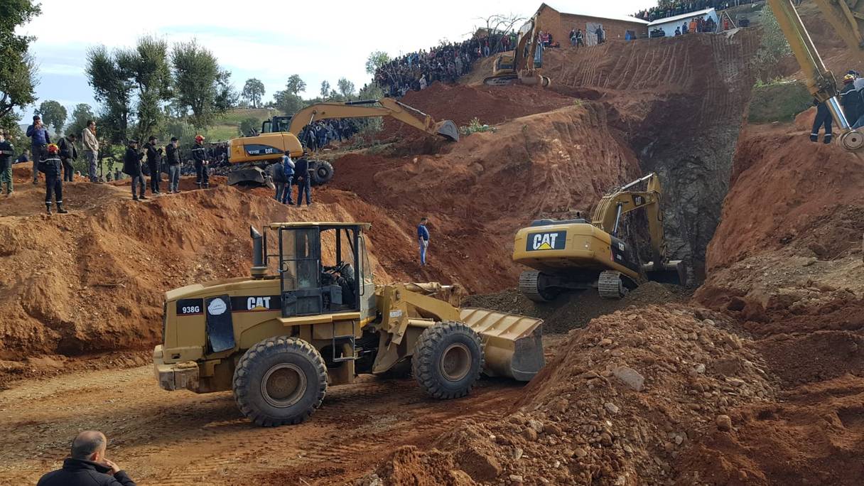 Les opérations d'excavation mises en place pour sortir le petit Rayan, 5 ans, tombé dans un puits de 32 mètres, dans les environs de Bab Berred, dans la commune de Tamrout près de Chefchaouen, le premier février 2022.

