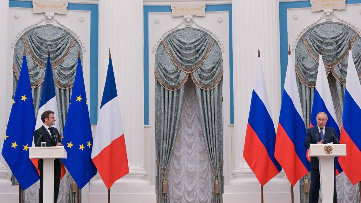 Le président russe Vladimir Poutine et le président français Emmanuel Macron, en conférence de presse après une rencontre à Moscou, aux premières heures du 8 février 2022. Les efforts internationaux pour désamorcer l'impasse sur l'Ukraine se sont intensifiés.
