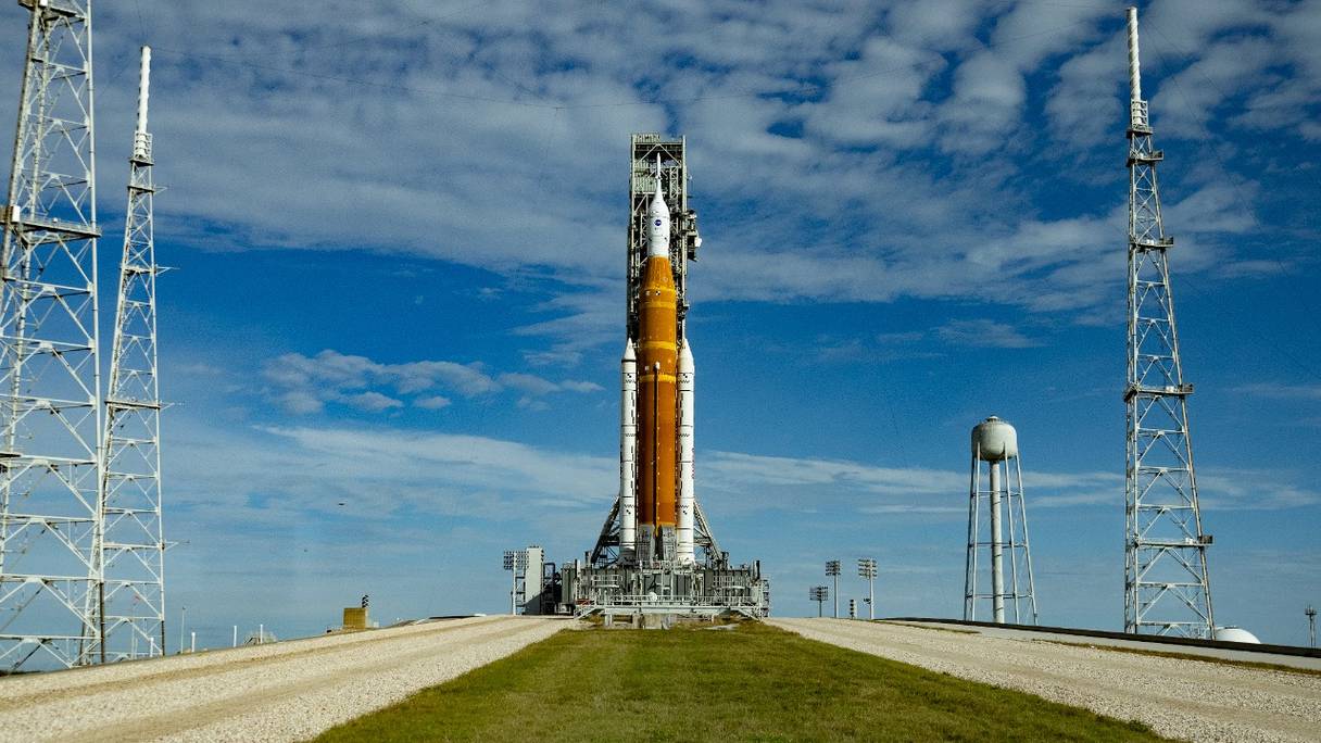 La fusée lunaire sans pilote Artemis I, sur sa rampe de lancement 39B, au Kennedy Space Center de la Nasa, à Cap Canaveral, en Floride, le 13 novembre 2022.
