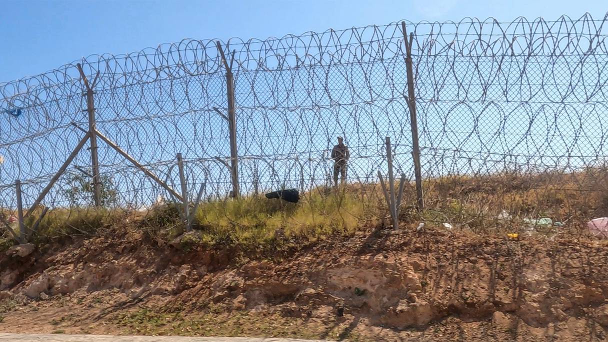 Le 25 juin 2022, un membre des forces de sécurité marocaines sur la barrière frontalière séparant Nador de Melilia.
