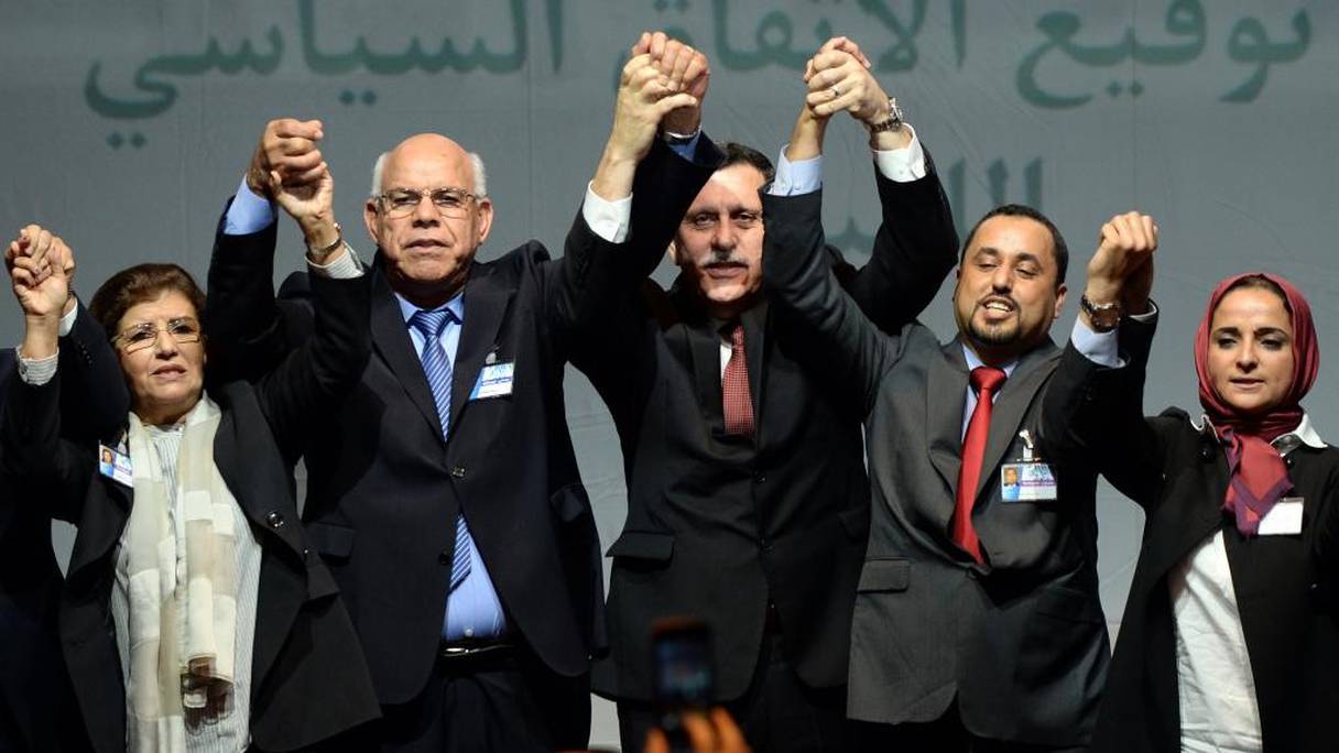 Au terme de la signature des accords de Skhirat, accords de paix concernant la Libye, le 17 décembre 2015, entre les représentants du Congrès général national et ceux de la Chambre des représentants, à Skhirat. 
