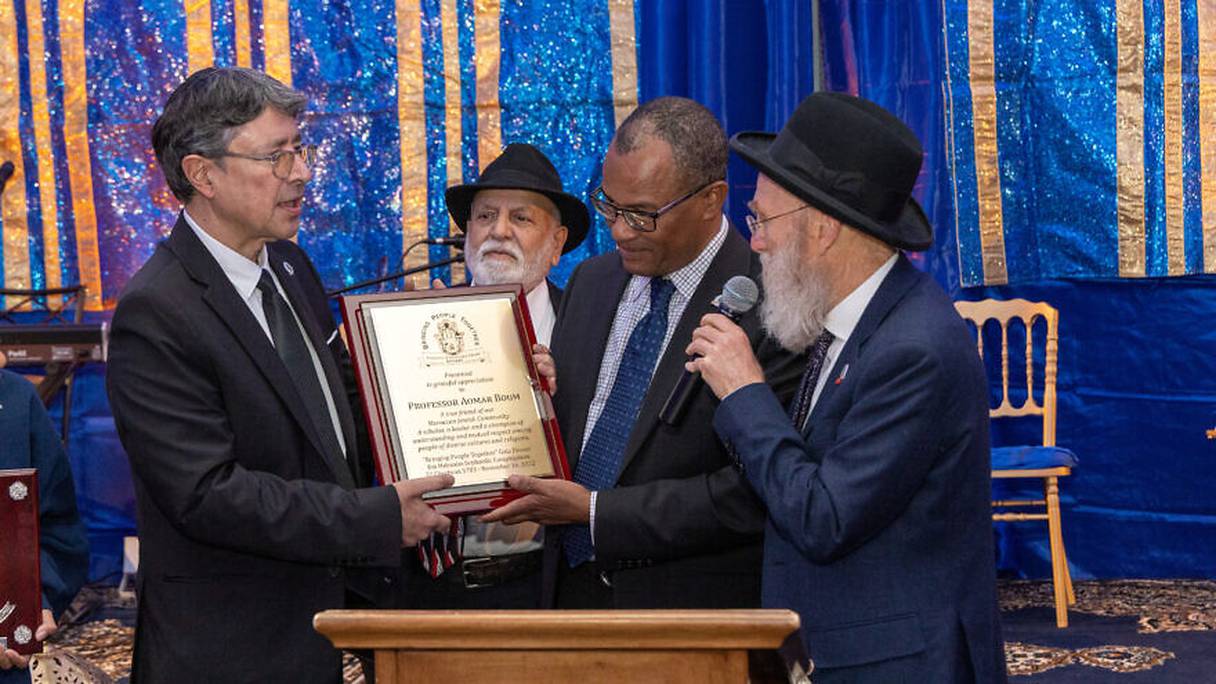De gauche à droite: Richard Elgrich, membre du conseil d'administration d'Em Habanim, Albert Ifrah, président d'Em Habanim, le Dr Aomar Boum et le rabbin Joshua Bittan. 
