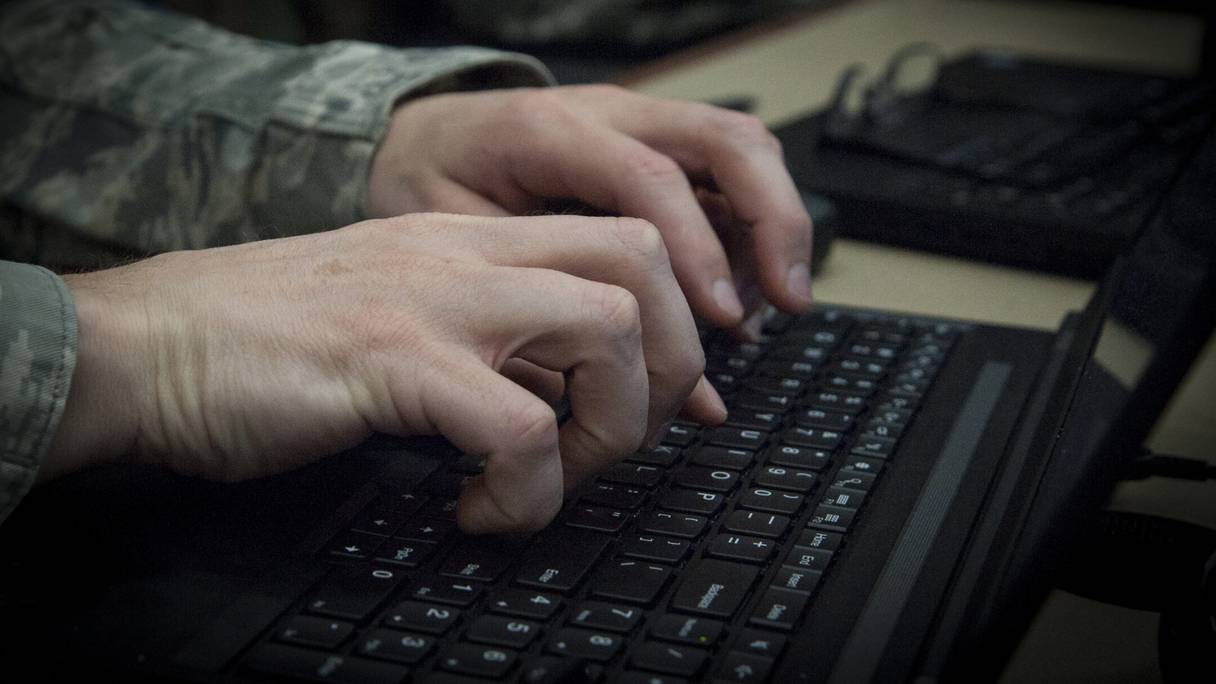 Un marine américain tapant sur un clavier.