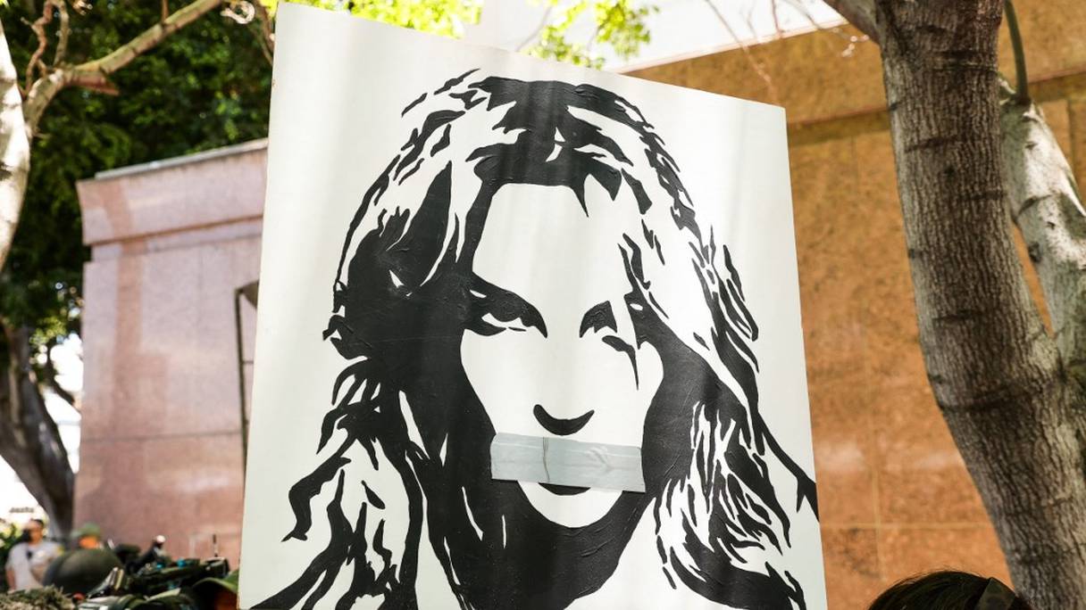 Des militants de #FreeBritney manifestent à Los Angeles Grand Park lors d'une audience de tutelle pour Britney Spears, le 23 juin 2021, à Los Angeles, en Californie. 
