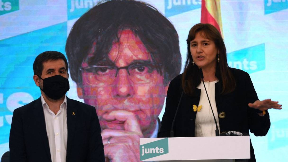 La candidate du parti Junts per Catalunya (Ensemble pour la Catalogne) Laura Borras (à droite) prononce un discours aux côtés de Jordi Sanchez (à gauche) et, par vidéoconférence, de Carles Puigdemont, exilé en Belgique, dans un hôtel de Barcelone, Catalogne, le 14 février 2021.
