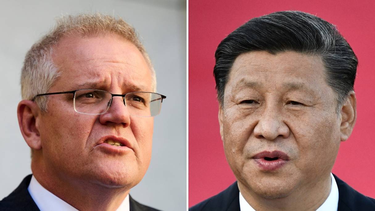 Le Premier ministre australien Scott Morrison (à gauche), lors d'une conférence de presse à Canberra le 17 août 2021, et le président chinois Xi Jinping à l'aéroport international de Macao, le 18 décembre 2019.
