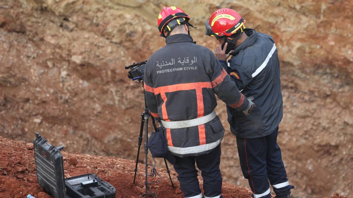 Les agents de protection civile alors qu'ils étaient en train d'effectuer les travaux de forage vertical d'un trou parallèle au puits, dans lequel est tombé l'enfant Rayan dans la commune Tamorot (province de Chefchaouen). 
