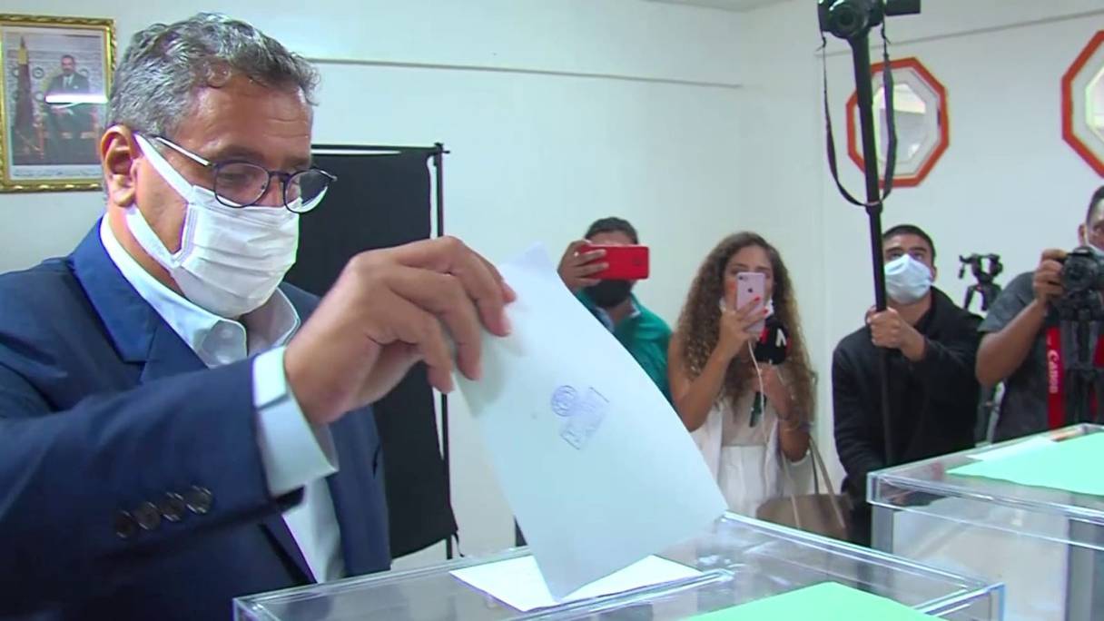 Aziz Akhannouch, président du RNI, votant dans le quartier de Founty à Agadir, le 8 septembre 2021. 
