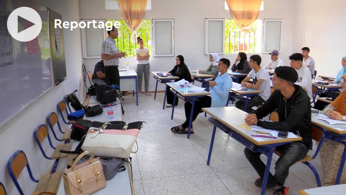 Des élèves de terminale s'apprêtent à plancher sur la première épreuve des examens du baccalauréat, au lycée Sidi Driss de Tanger, le 20 juin 2022. 
