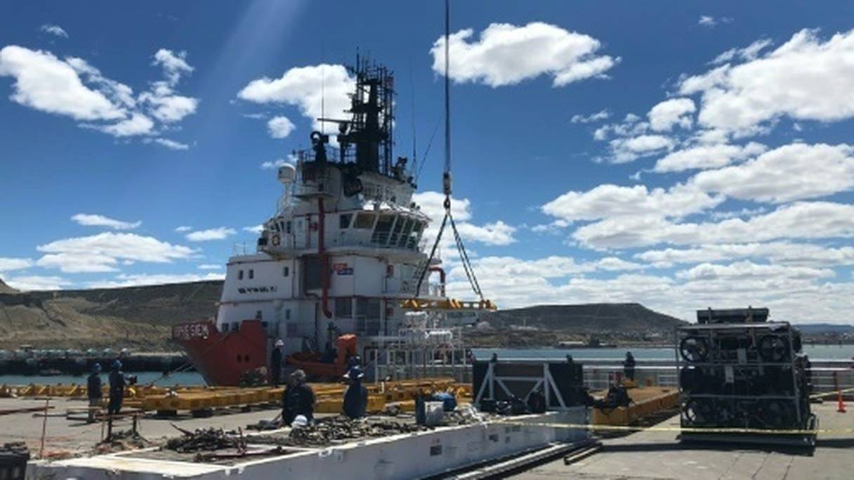 Un navire affrété par l'US Navy attend d'appareiller avec à son bord du matériel de sauvetage susceptible d'être utilisé en eau profonde, le 22 novembre 2017 à Comodoro Rivadiva, en Argentine.

