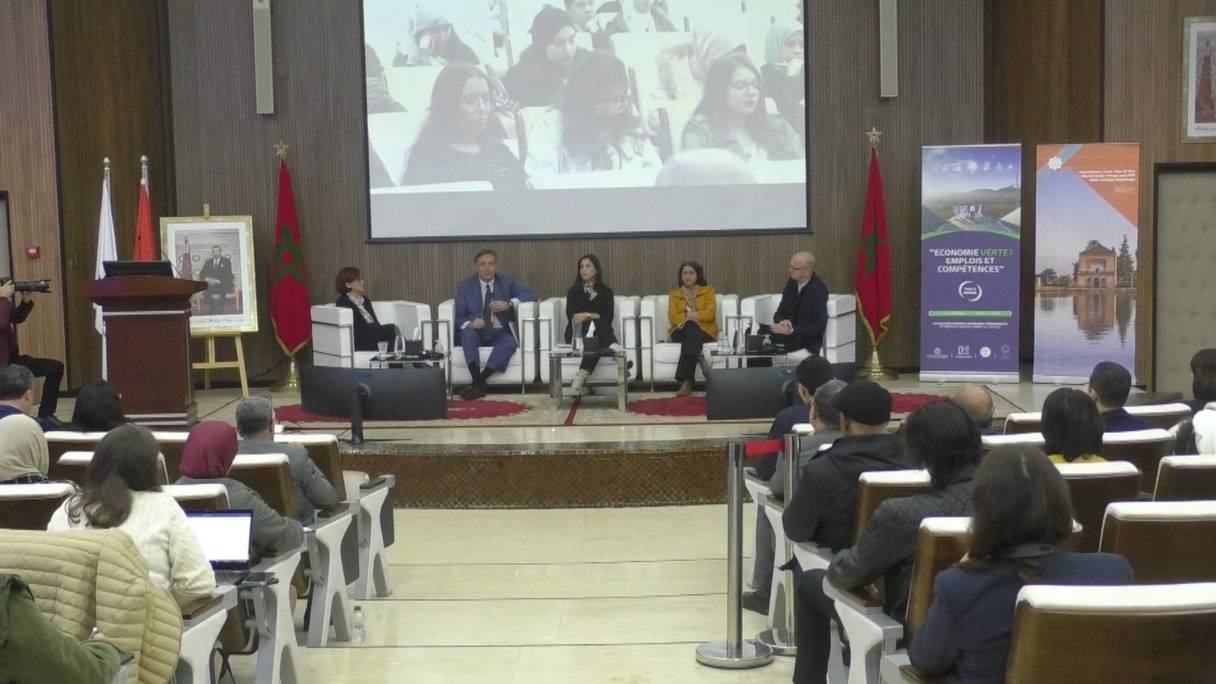 Des experts de la Banque mondiale participent à un colloque à la faculté des sciences juridiques de Rabat-Souissi, sous le thème de l'«Economie verte: emplois et compétences», le 8 décembre 2022.
