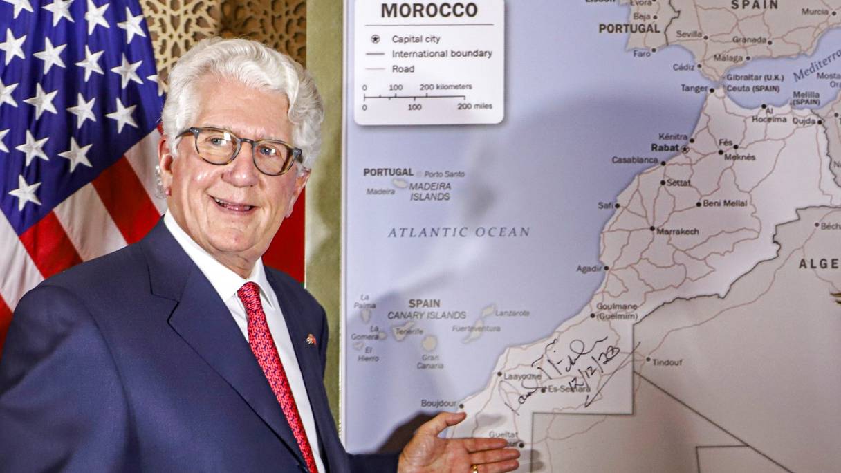David T. Fischer, aujourd'hui ex-ambassadeur des Etats-Unis au Maroc, devant une carte du Maroc autorisée par le Département d'Etat américain reconnaissant le territoire internationalement contesté du Sahara comme faisant partie du Maroc, à Rabat, le 12 décembre 2020.

