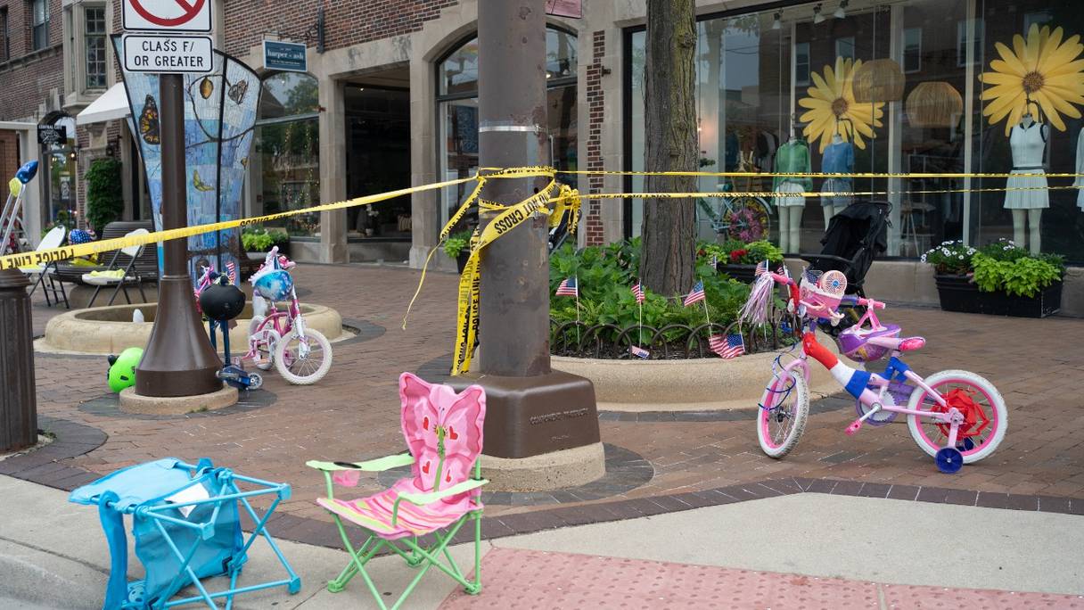 Zone délimitée par un cordon de sécurité de la police, où des vélos pour enfants et des poussettes ont été abandonnés sur la scène de la fusillade du défilé du 4 juillet 2022 à Highland Park, près de Chicago, dans l'Illinois.
