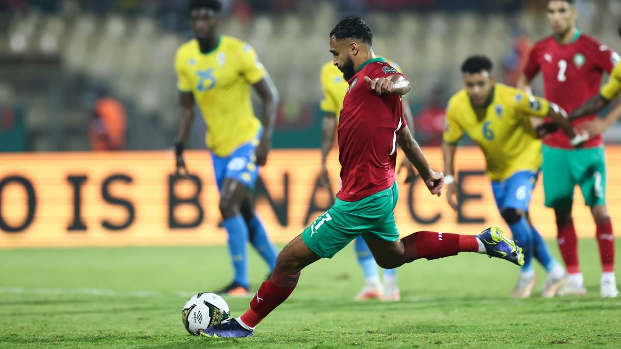 L'attaquant des Lions de l'Atlas, Sofiane Boufal, tire et marque un pénalty, lors du match Gabon-Maroc, qui s'est joué au stade Ahmadou Ahidjo à Yaoundé, le 18 janvier 2022.
