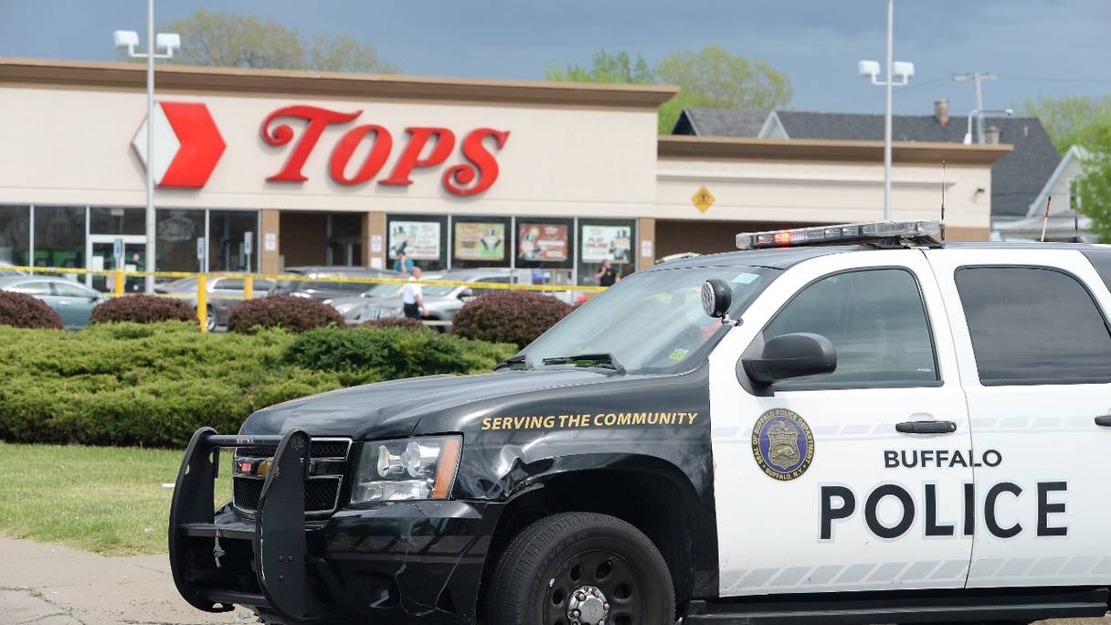 Un véhicule de police dans les lieux d'une tuerie de masse, le 14 mai 2022 à Buffalo, dans l'Etat de New York. Selon plusieurs informations, au moins 10 personnes ont été tuées après une fusillade dans un supermarché, le tireur a été placé en garde à vue.
