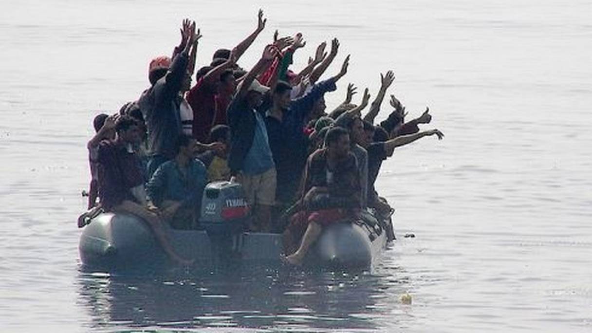 Plusieurs migrants massés dans un bâteau pneumatique.

