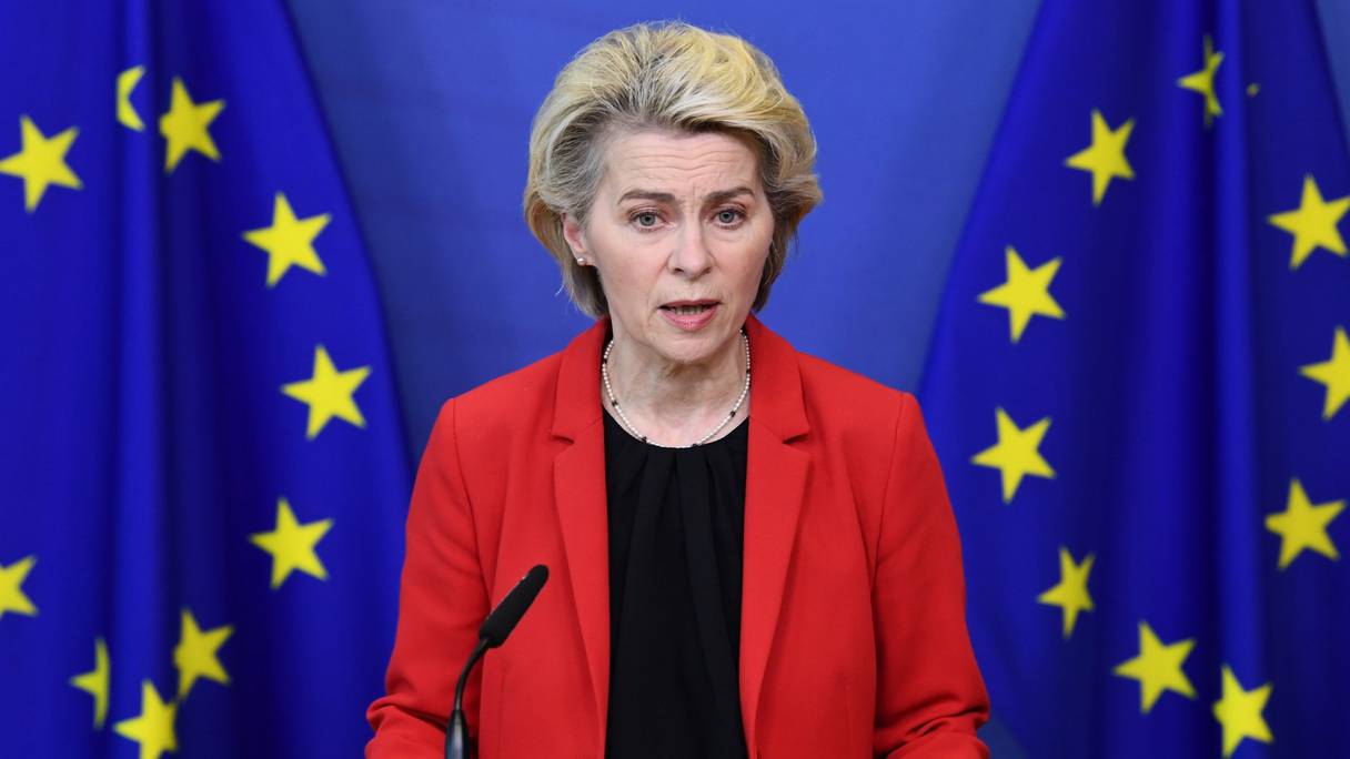 La présidente de la Commission européenne, Ursula von der Leyen, fait une déclaration sur l'Ukraine au siège de l'UE le 24 janvier 2022 à Bruxelles. 
