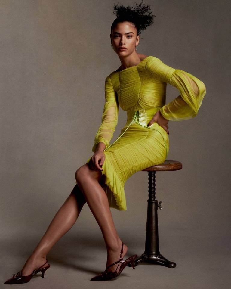 Rania Benchegra pose pour Vogue en robe Tom Ford et ceinture corset.