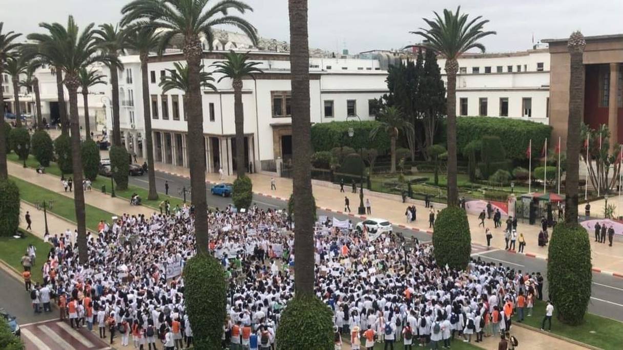 Les étudiants en médecine ont observé, mardi 5 juillet 2022, à Rabat, un sit-in devant le Parlement.

