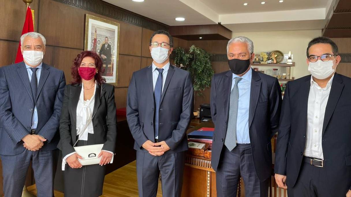 A partir de la gauche: Brahim Mansour, Fatima-Zahra Ouriaghli, Othman El Ferdaous, Abdelmounaïm Dilami et Aziz Daki, au ministère de la Jeunesse, des Sports et de la Culture, en charge de la communication, à Rabat, le 3 mai 2021. 
