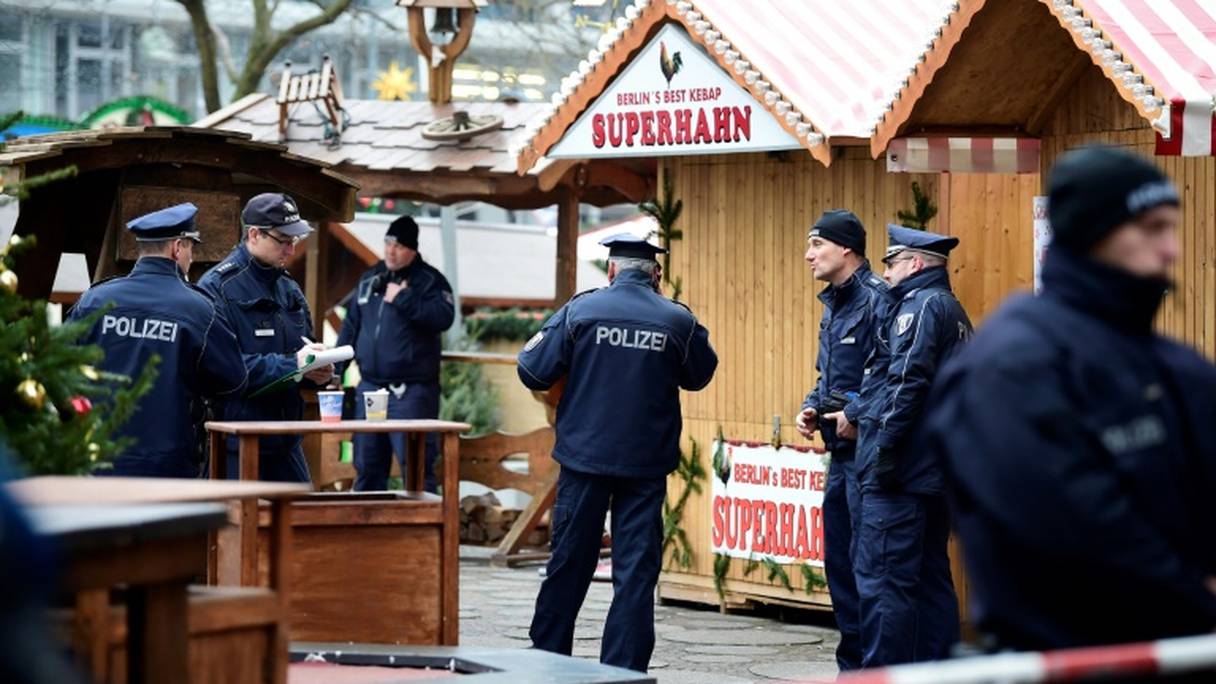 Des policiers patrouillent le 20 décembre 2016 près du marché de Noël où a eu lieu l'attentat à Berlin.
