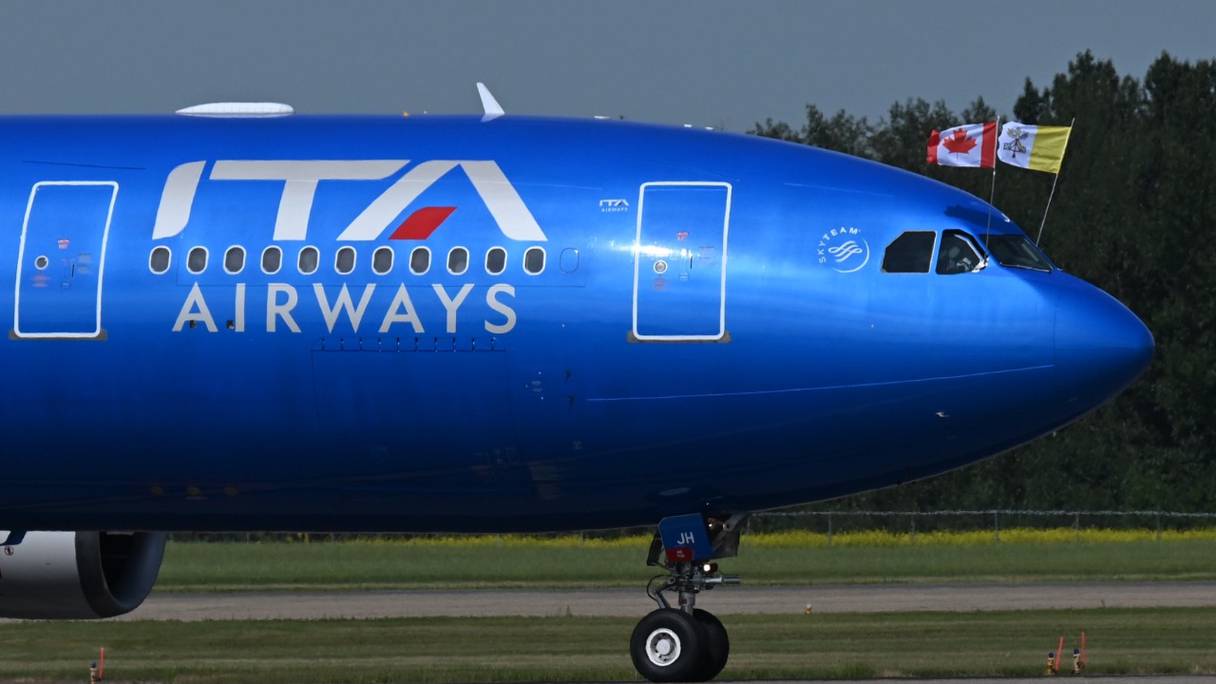 Un avion d'ITA Airways, à son atterrissage à l'aéroport international d'Edmonton, dans la province de l'Alberta, au Canada, le 24 juillet 2022.
