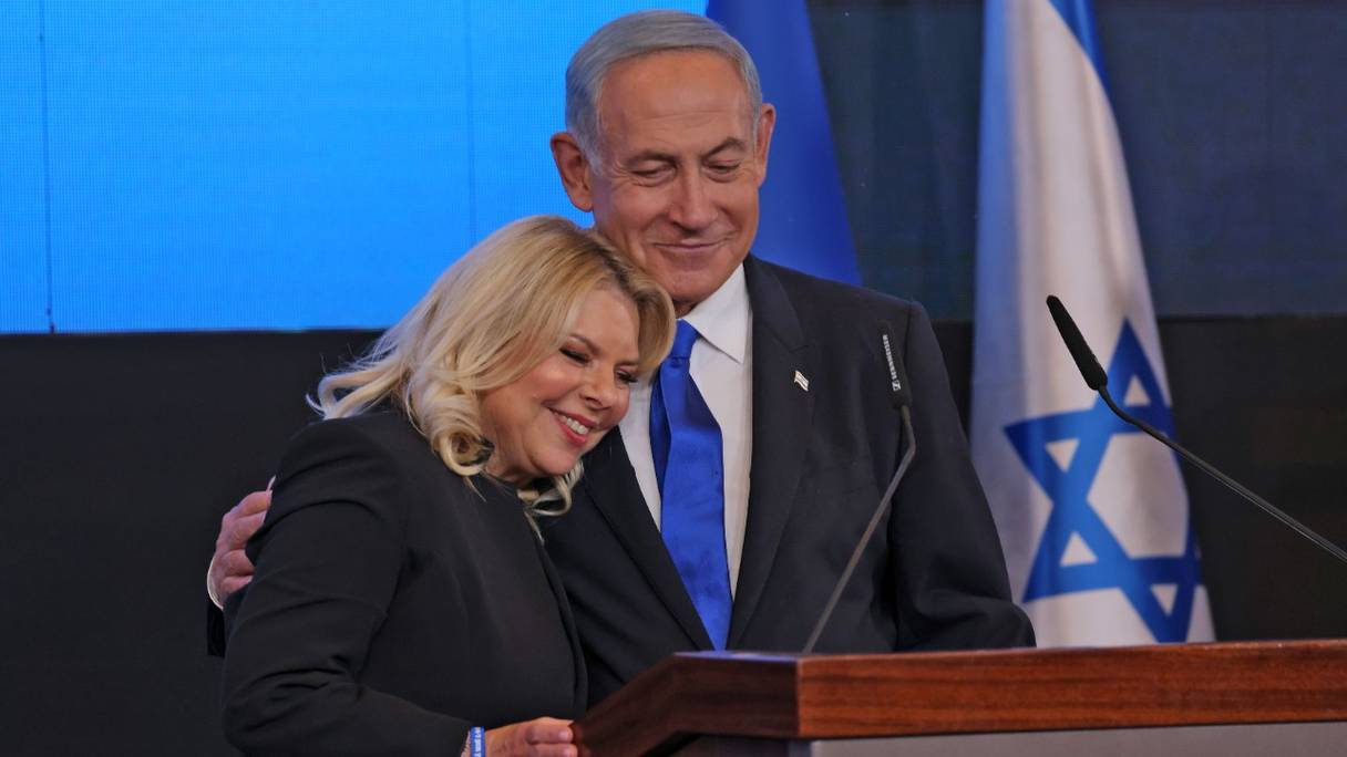 L'ancien Premier ministre israélien et chef du parti Likud Benjamin Netanyahu, enlace son épouse Sara, tout en s'adressant à ses partisans à Jérusalem, aux premières heures du 2 novembre 2022.
