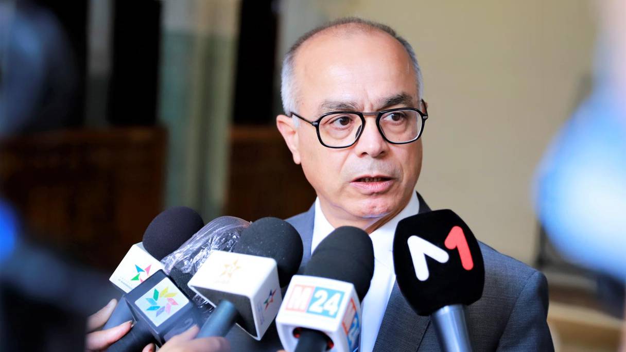 Le ministre de l’Education Nationale, du Préscolaire et des Sports, Chakib Benmoussa, accorde une déclaration à la presse à l’issue de sa réunion avec les syndicats les plus représentatifs du secteur de l’enseignement, le 16 novembre 2021, à Rabat.
