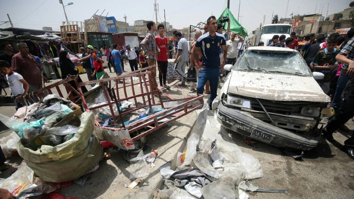Après l'explosion d'une voiture piégée près d'un marché du quartier chiite Sadr City, dans le nord de Bagdad, le 11 mai 2016.
