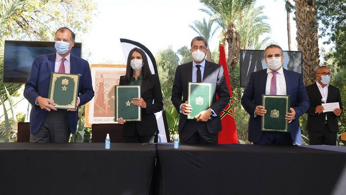 Cérémonie de signature à Marrakech du mémorandum d'entente scellant ce partenariat, le lundi 19 octobre, avec, de gauche à droite: Henri Giscard d'Estaing, Nadia Fettah Alaoui, Karim Kassi-Lahlou et Imad Barrakad. 
