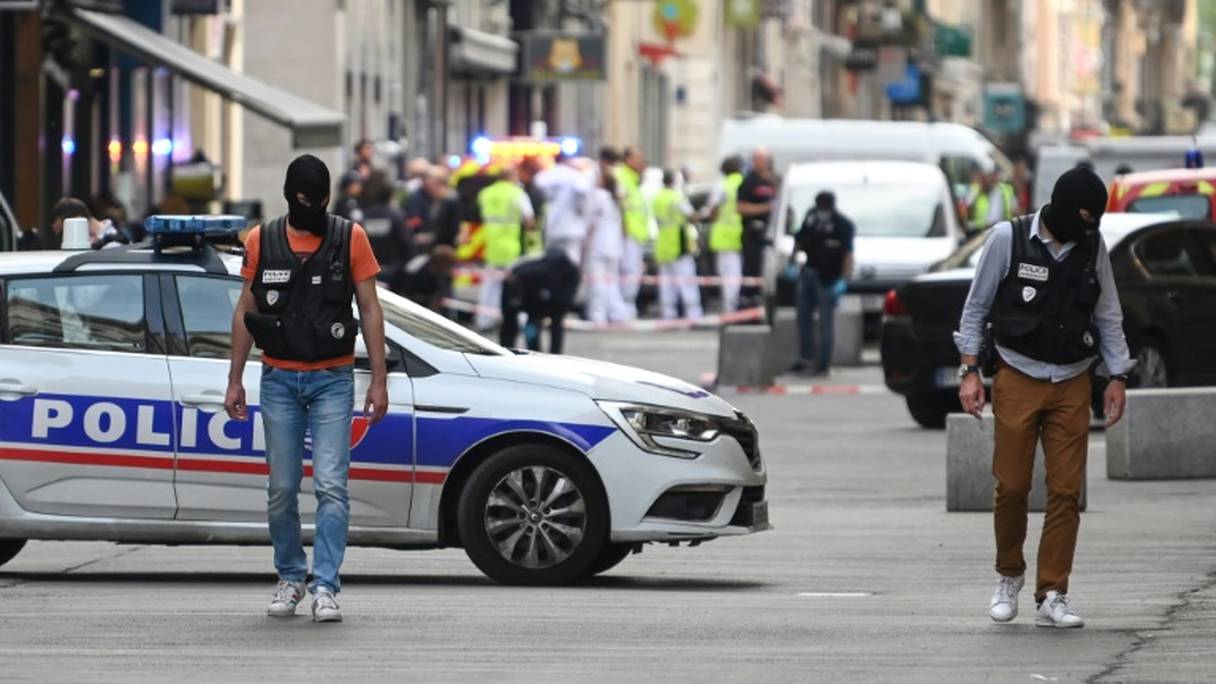 Des policiers à Lyon sur le lieu de l'attaque au colis piégé/
