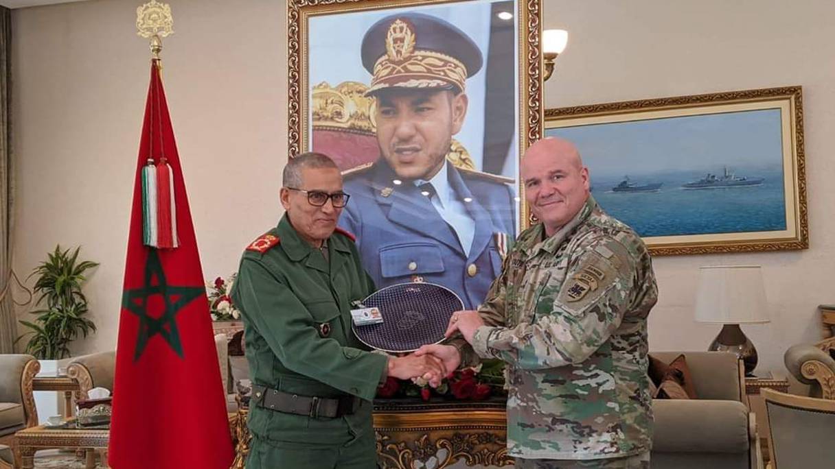 Poignée de main échangée entre le général de division, commandant de la zone Sud, Belkhir El Farouk, et le commandant des forces terrestres du commandement des États-Unis pour l'Afrique (AFRICOM), le général-major Roger Cloutier, à Agadir en 2019.
