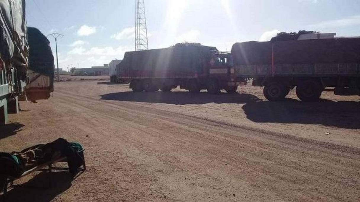 Les camionneurs algériens refusent de prendre le passage frontalier algéro-mauritanien et de faire un long et difficile trajet vers la Mauritanie et le Sénégal, sans compensation.
