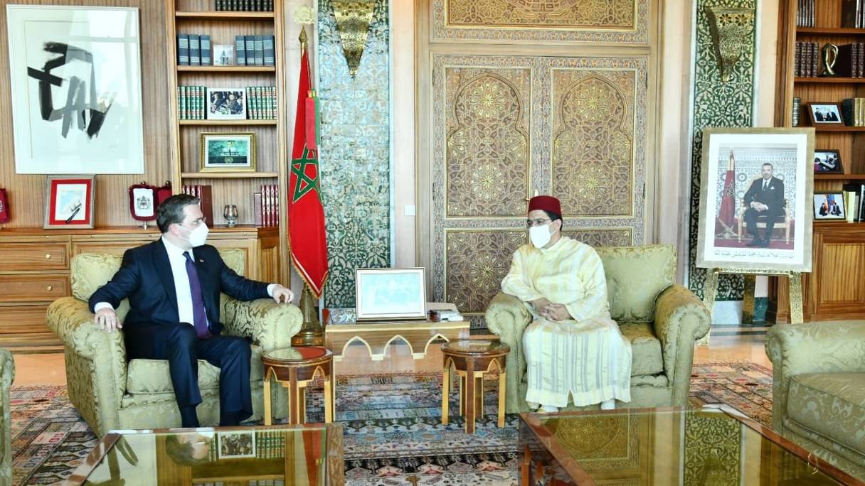 Le ministre des Affaires étrangères, Nasser Bourita, et son homologue serbe, Nicola Selakovic, lors de leur entretien en tête à tête à Rabat, le 5 mai 2021. 
