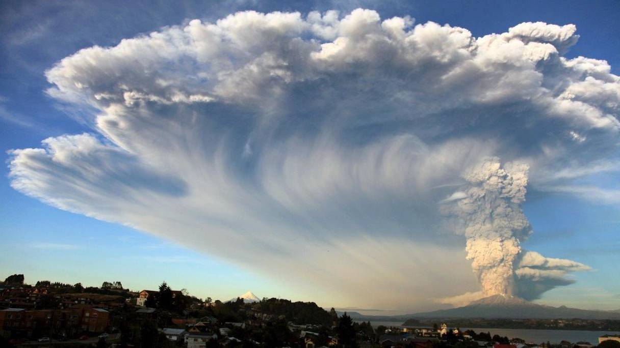 L'éruption a provoqué un champignon géant de cendres d'une hauteur de 10 km.
