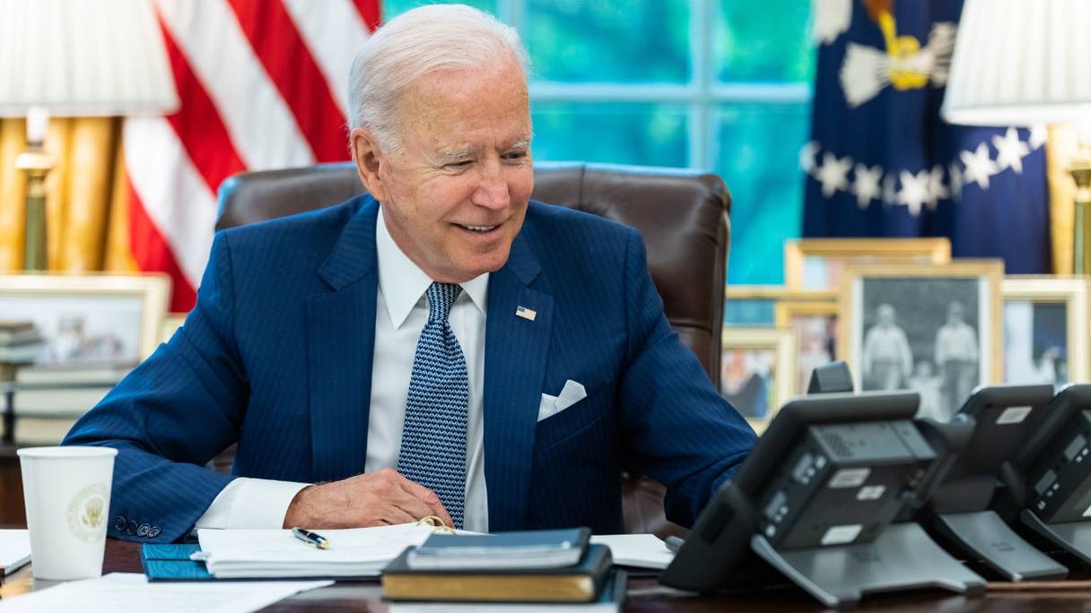 Le président américain Joe Biden s'entretient précédemment au téléphone avec le président français Emmanuel Macron, le 22 septembre 2021, dans le bureau ovale de la Maison Blanche, à Washington.
