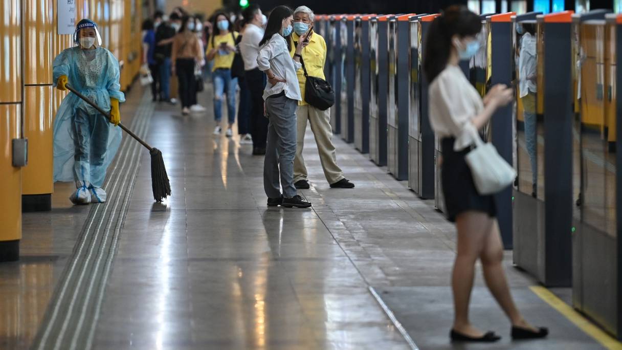 Une station de métro du quartier Jing'an à Shanghai, le 1er juin 2022, après la fin d'un confinement de deux mois, avec des restrictions sévères.
