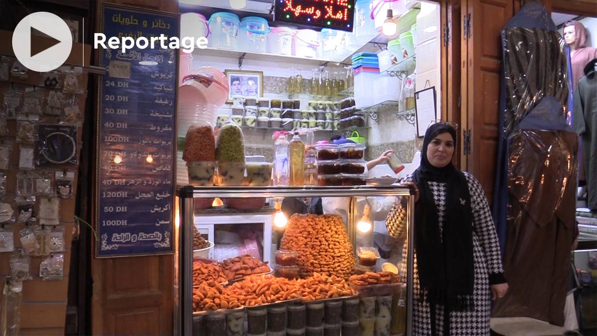 A Fès, en ce période de ramadan, l'offre de chebakia et de khliî, est au rendez-vous sur les marchés.
